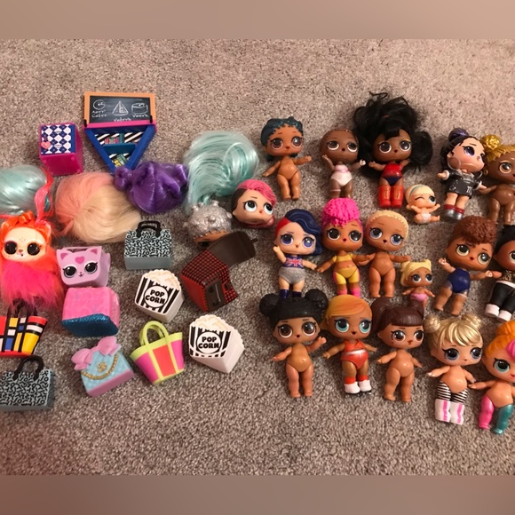 A bunch of lol dolls,babies and pets.A whole lot of accessories - Picture 2 of 4